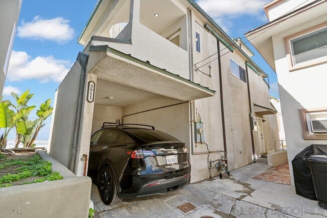 Building Photo - 3911 Ocean Front Walk