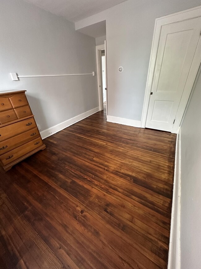 Building Photo - 906 Gompers Ave