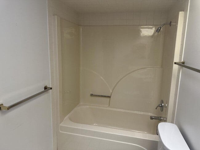 Building Photo - 4 Lois Ln