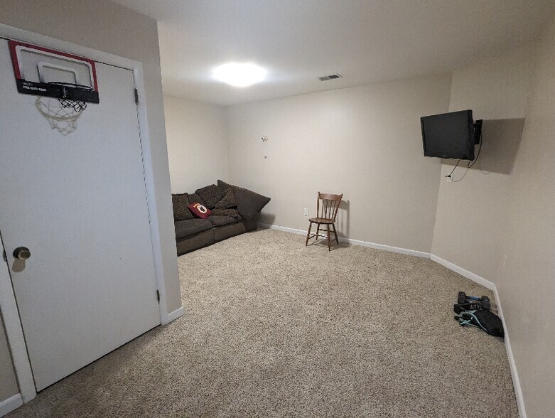 Building Photo - 5214 Redwing Dr