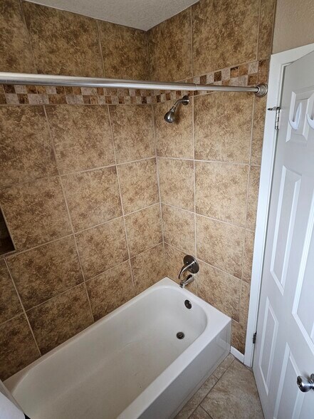 Building Photo - 4945 E Fox St