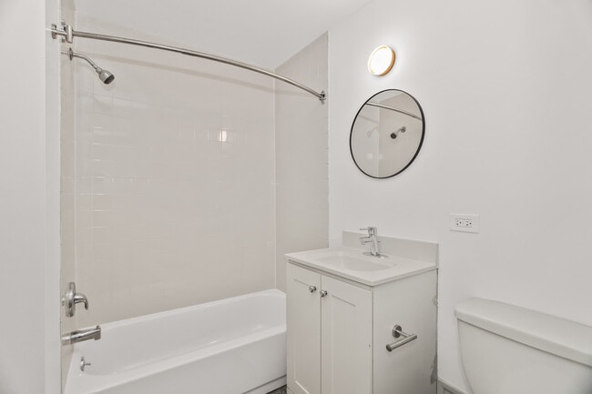 Building Photo - 2030 N Oakley Ave