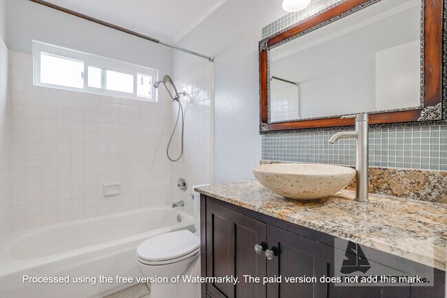 Building Photo - Lovely Condo on 2nd block in Downtown Hunt...
