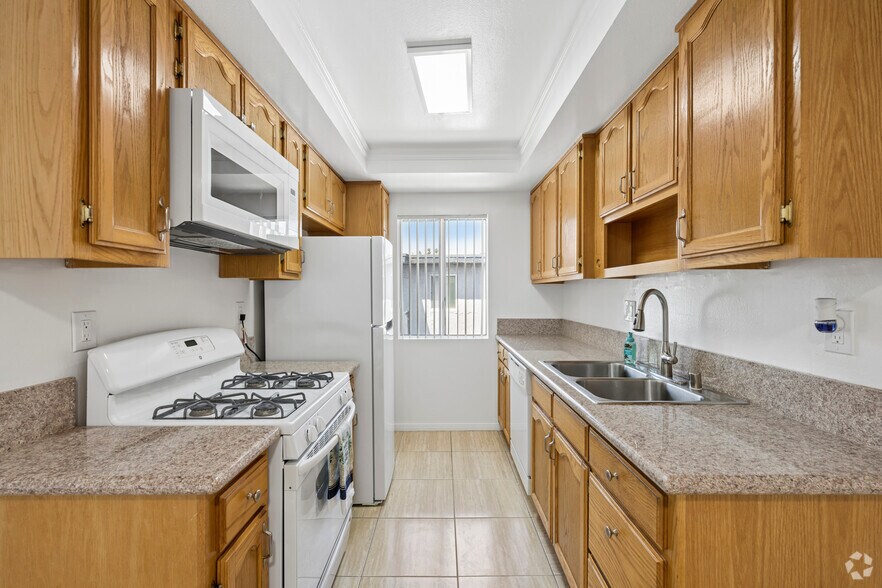 2BR, 2BA - 1200SF - Kitchen - Mountain View Manor Apartments