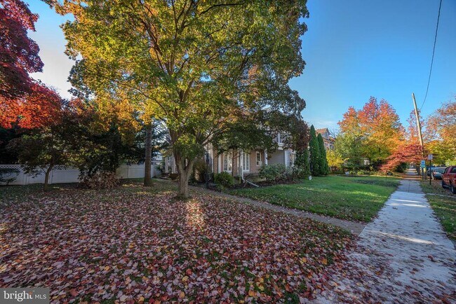 Building Photo - 709 E 20th St