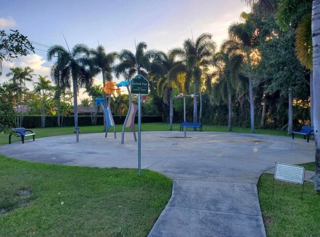 Building Photo - 423 Pine Tree Ct