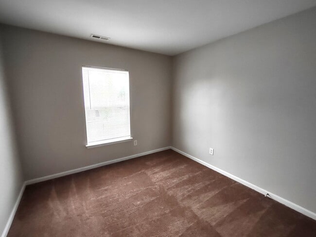 Building Photo - Move-In Ready Home located in the Back Cre...