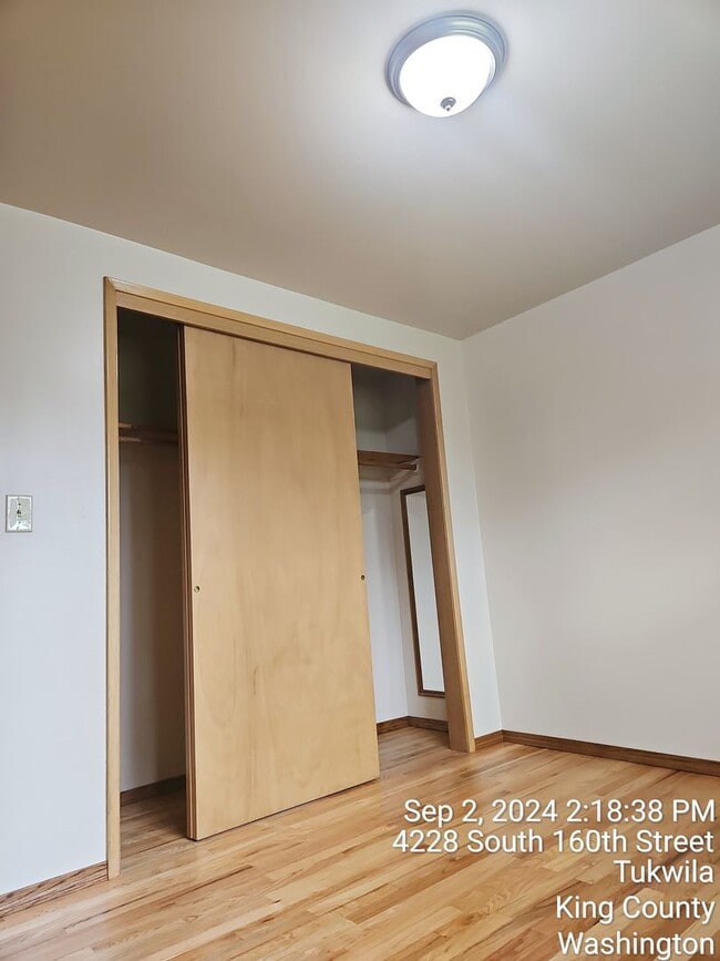 Building Photo - Tukwila/SeaTac daylight rambler - large home for rent - 4 bedrooms 2 bathrooms with 2 kitchens - ...