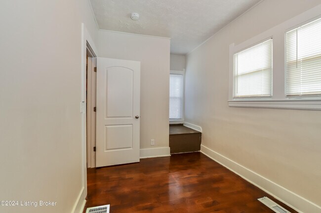 Building Photo - 3732 River Park Dr
