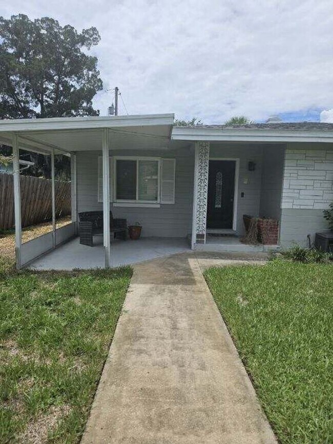 Building Photo - BEAUTIFUL 4 BEDROOM 2 BATH HOME IN THE BEA...