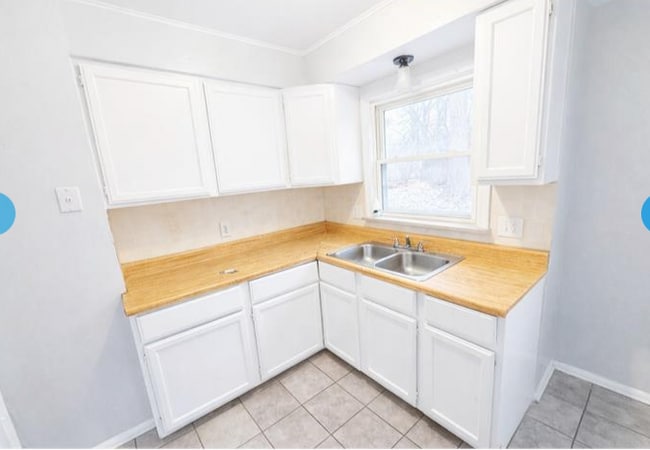 Building Photo - 18452 Shaftsbury Ave