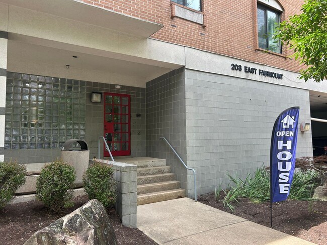Building Photo - Fairmount East II - 2 Bedroom 2 Bath Middl...