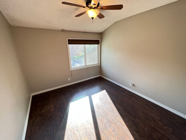 Building Photo - Dazzling Lake Summit Lake View Single Family Home!