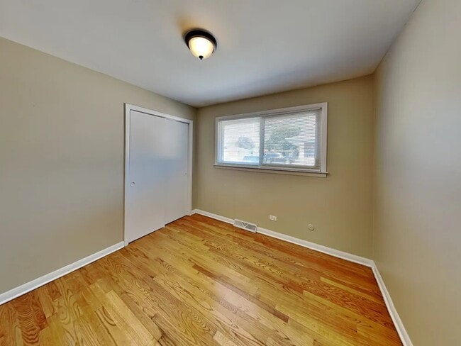 Building Photo - 7649 S Oconto Ave