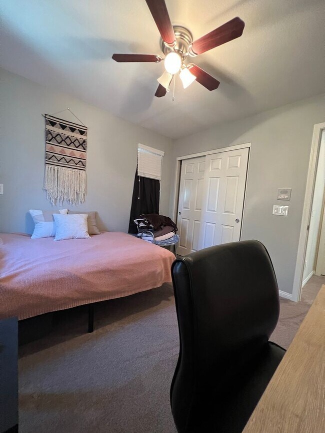 Building Photo - ABSOLUTELY AMAZING! Large 4 bedroom 2 stor...