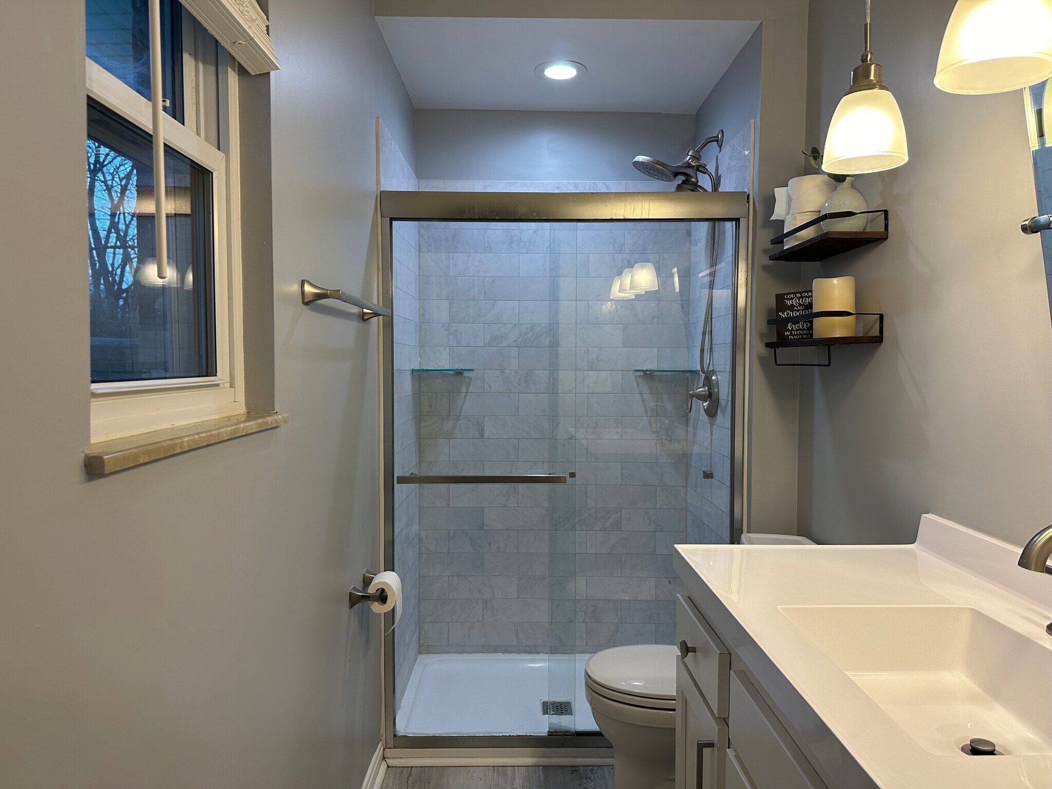 Primary bath - 5684 Red Oak Dr