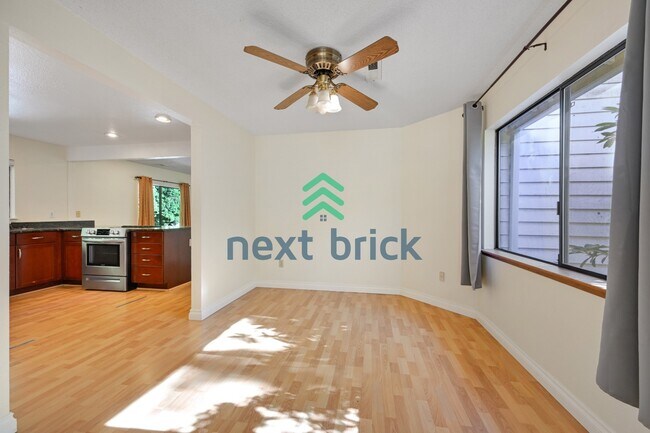 Building Photo - "Spacious 5-Bed Gem with 2.5 Baths in Prime Redmond Location!"