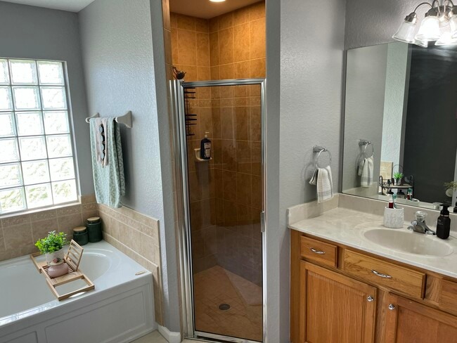 Building Photo - 1211 SW Dalton Ave