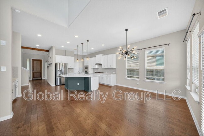 Building Photo - 812 Silver Fox