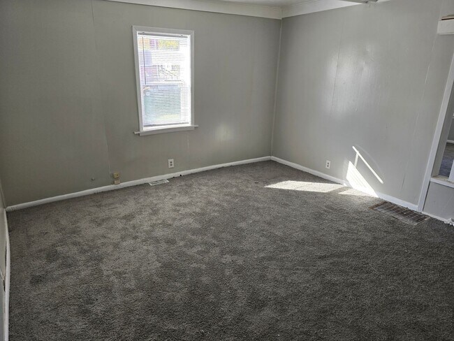 Building Photo - 1521 E Kirby Ave