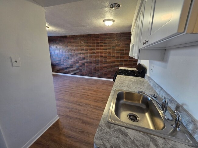 Building Photo - 1321 E 23rd St