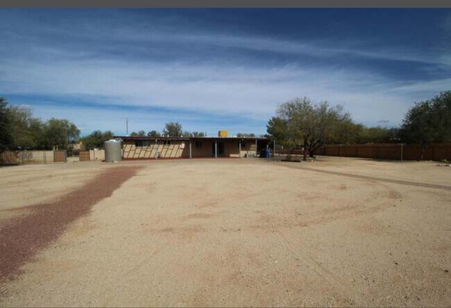 Building Photo - 1321 W Newton Dr