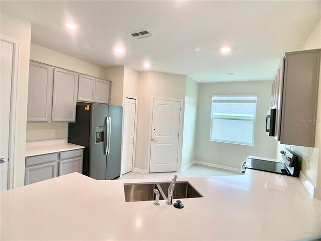 Building Photo - 16440 Champlain St