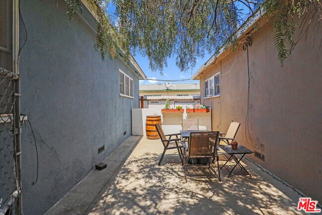 Building Photo - 1944 Cloverfield Blvd