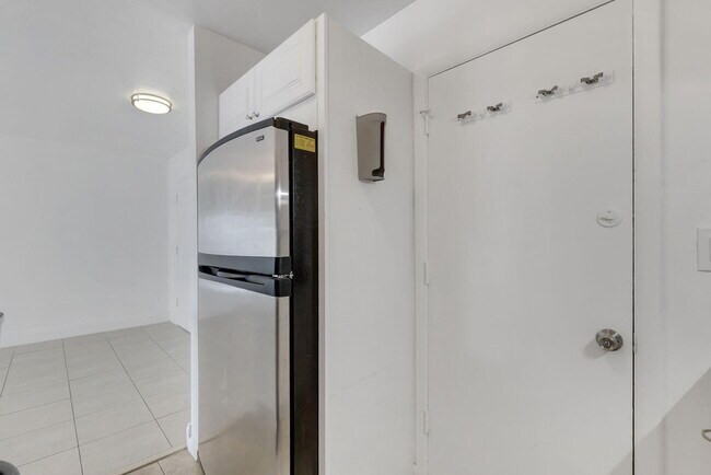 Building Photo - 3040 NE 16th Ave