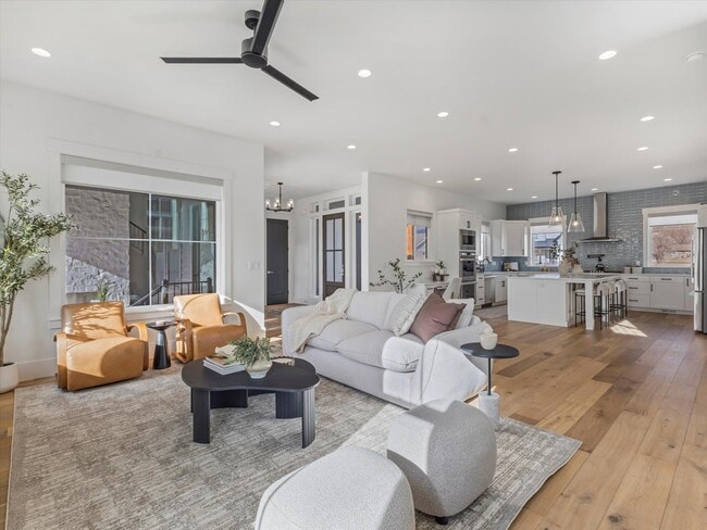 Building Photo - 296 E 230 N