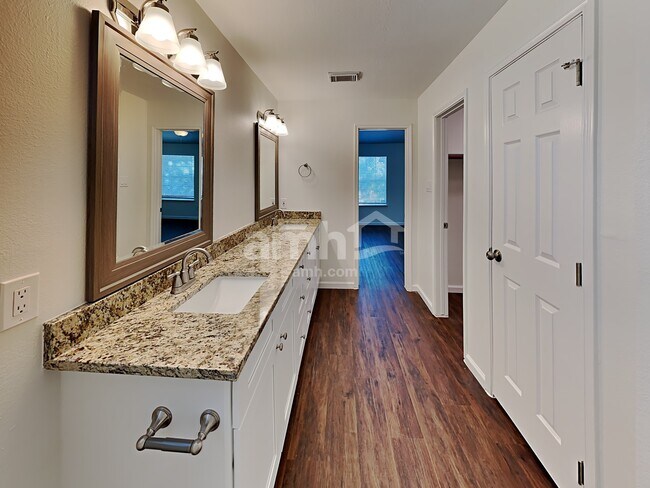 Building Photo - 3347 Bent Spring Ct