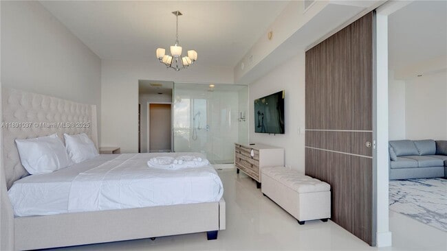 Building Photo - 2020 N Bayshore Dr