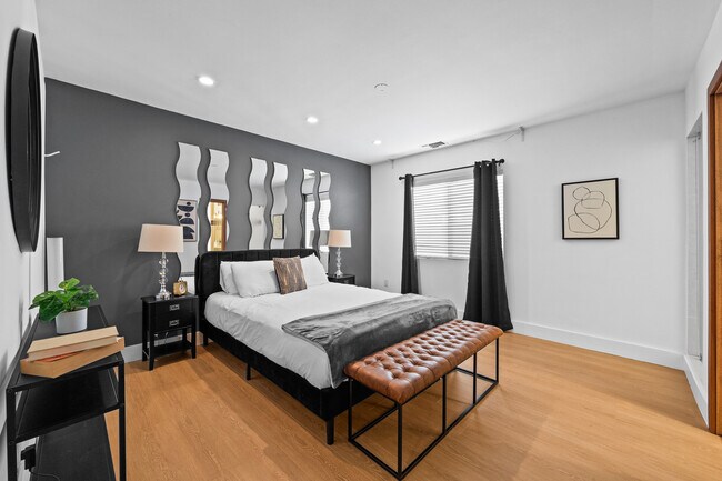 Building Photo - 355 S Sycamore Ave