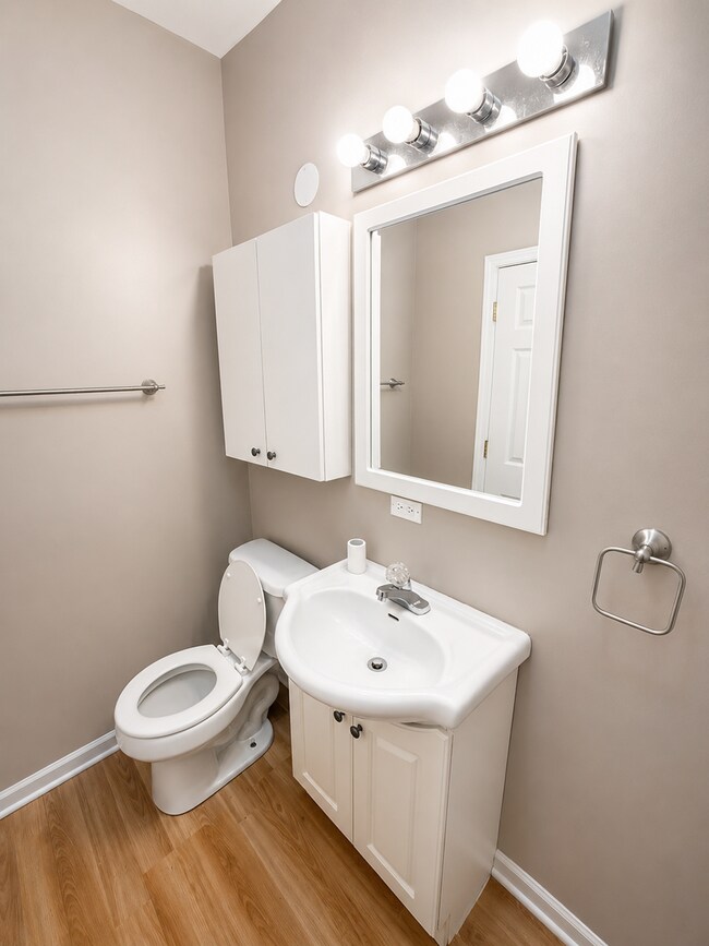 Building Photo - Sunny Top-Floor 3BR/2BA in West Ridge with Parking and Water Included