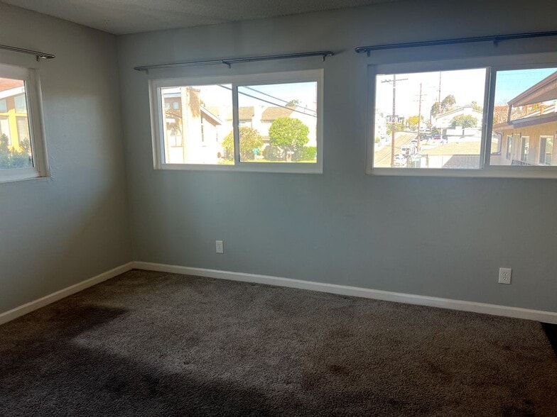 Building Photo - 2000 Carnegie Ln