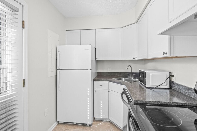 Building Photo - Reduced Rent for Any Lease Signed in Feb!! 8 Blocks to the Beach!!