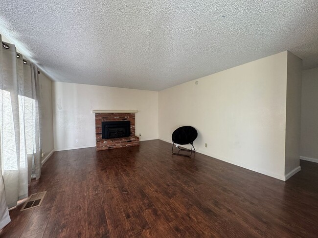 Building Photo - 3 Bed, 2 Bath Home Available NOW in Southeast Reno!