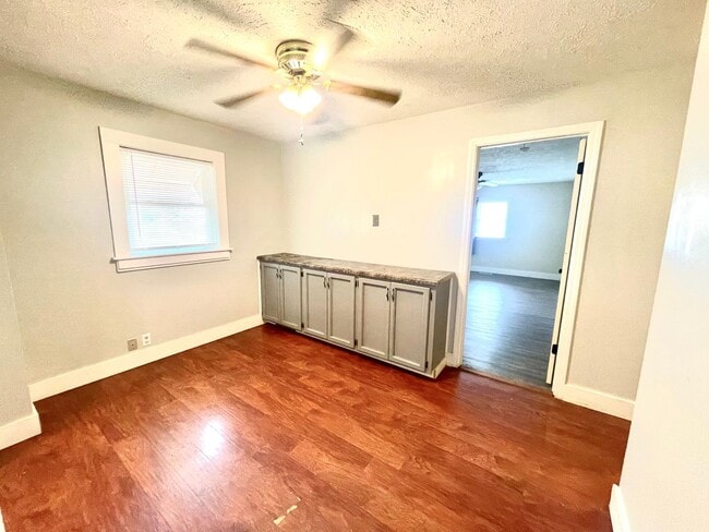 Building Photo - Spacious Ranch in Old Towne – Incredible V...