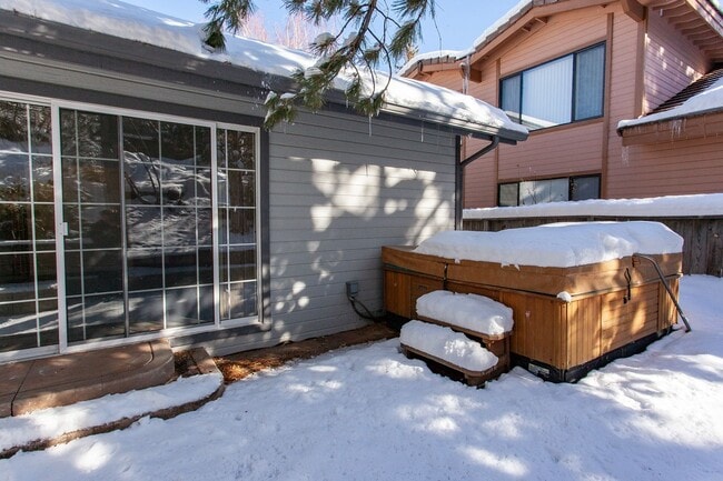 Building Photo - 3654 Hemlock Way