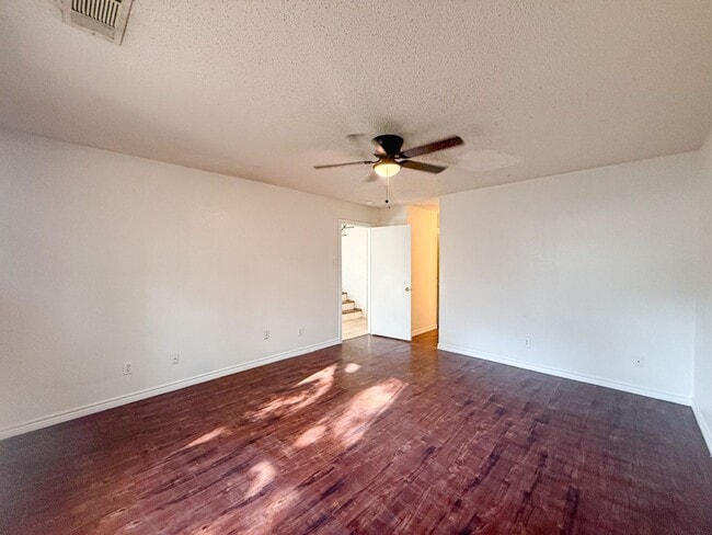 Building Photo - 612-614 Towne House Ln