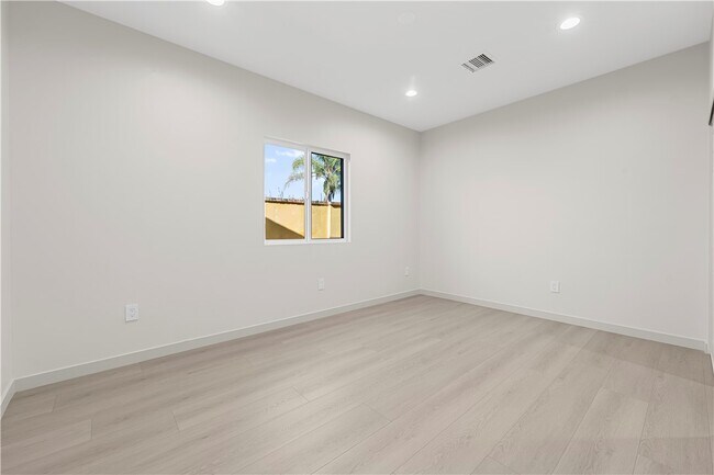 Building Photo - 13249 Kagel Canyon St