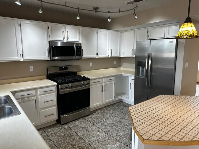Building Photo - 800 Halter Dr SW