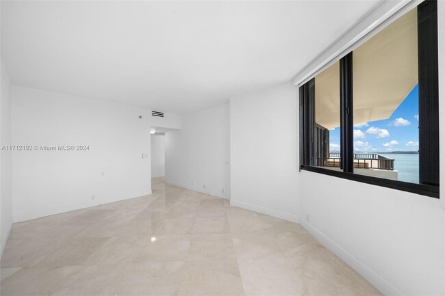 Building Photo - 520 Brickell Key Dr