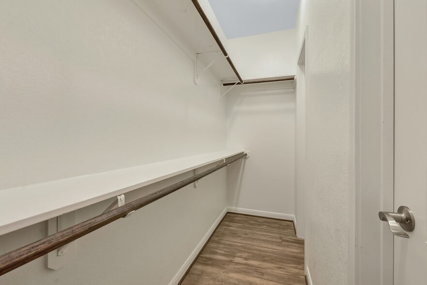 Building Photo - 21 Latham