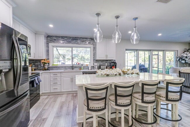 Building Photo - Fully Furnished 4-Bedroom Pool Home with Golf Course Views in Northdale
