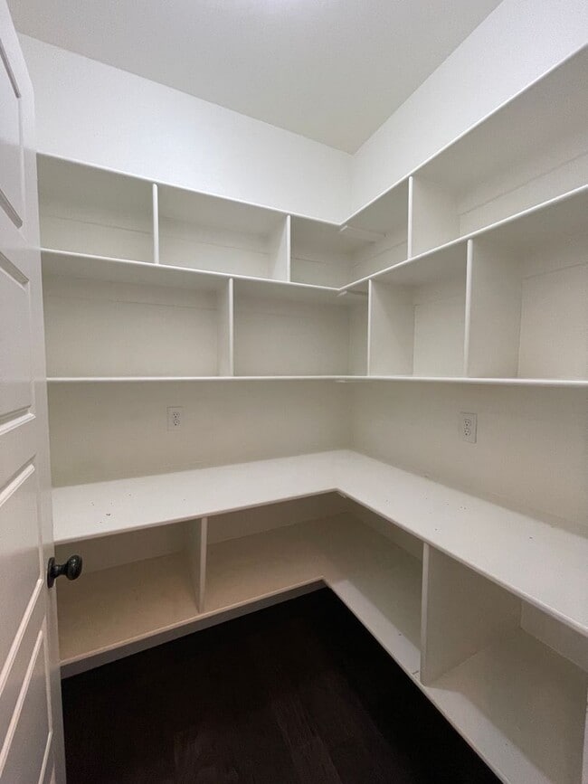 Building Photo - 202 Crestwood Ln