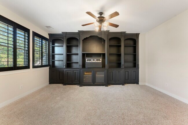 Building Photo - 102 Buck Trail Pl