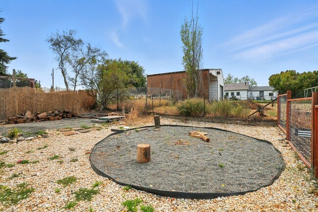 Building Photo - 3008 N Marguerite Rd