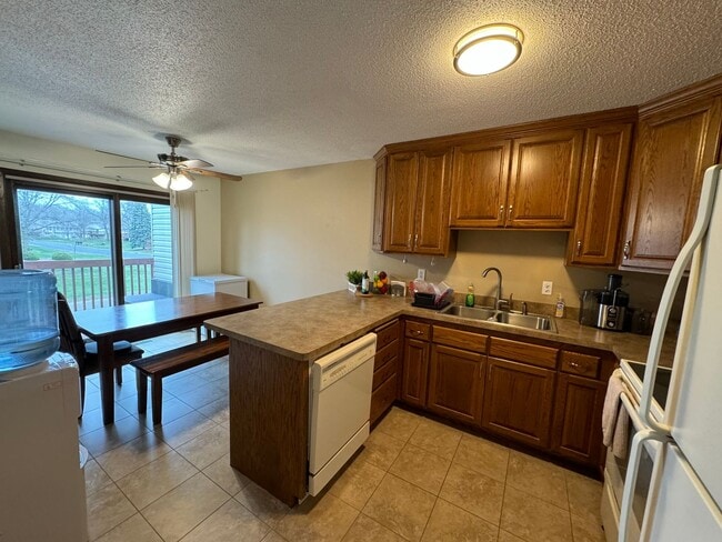Building Photo - Great 3 BR/2 BA Townhome in Vadnais Heights!