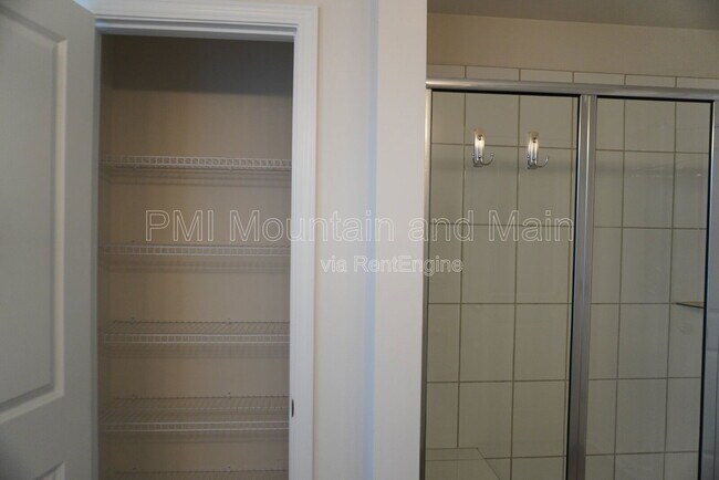 Building Photo - 210 Creekview Rd